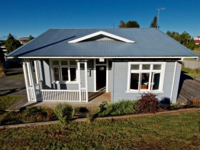 Cole Cottage with Spa - Ohakune Holiday Home, Ohakune
